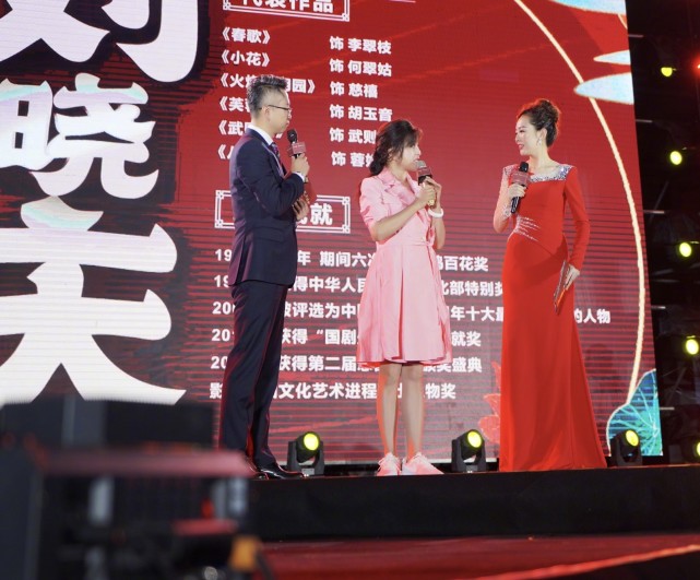 芭比|65岁刘晓庆参加活动，穿芭比粉风衣长裙，比年轻主持人还有气势