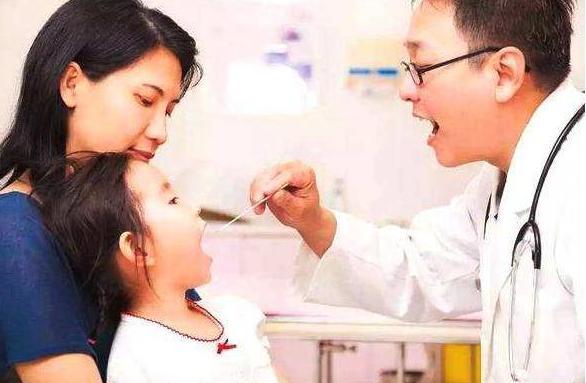处理方式|奶奶淡定的处理方式,获医生点赞:厉害5岁孙女被鱼刺卡喉