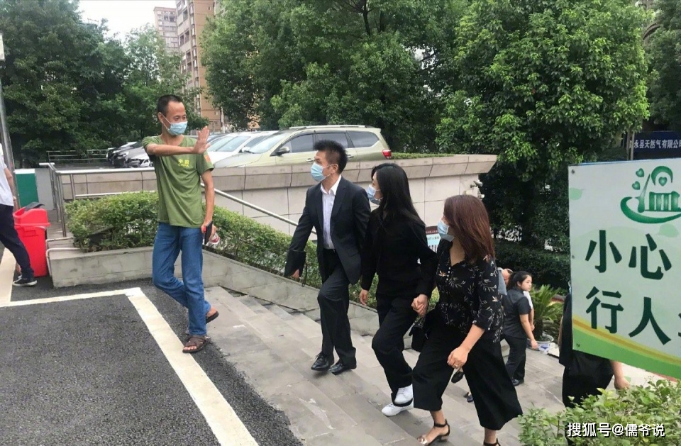 受害者|原创谭松韵发声为母亲讨公道，在庭上声音颤抖，哽咽失声，让人心疼