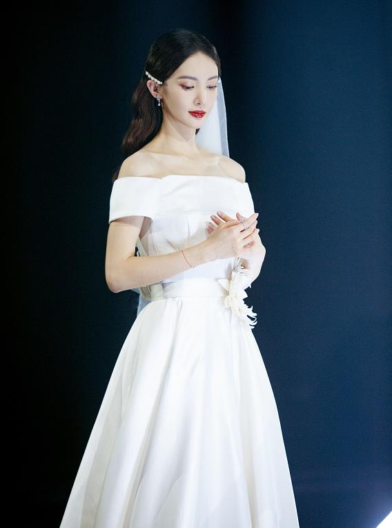 姐姐|原创金晨收粉丝超大勺子：是这辈子收过最大的礼物！