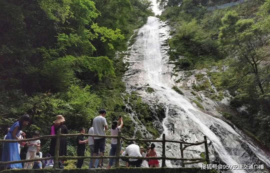 据了解,今天飞渡峡景区接待量约1200人,较平时增长五倍.