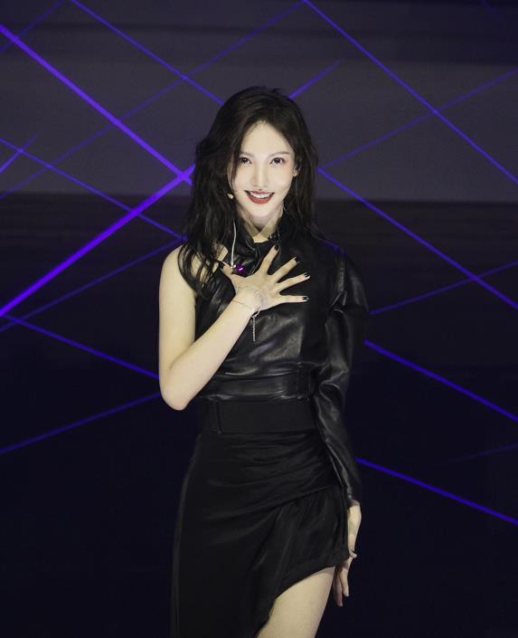 姐姐|原创金晨收粉丝超大勺子：是这辈子收过最大的礼物！