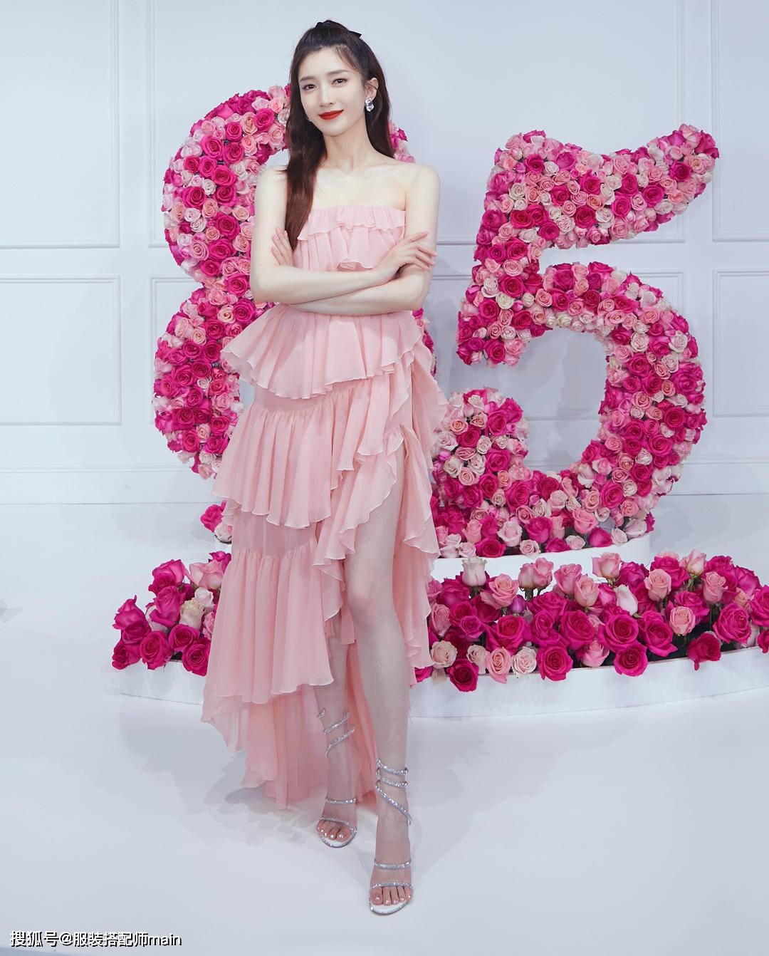 真会|江疏影过生日真会玩！穿露脐装配短裤跳舞，秀小蛮腰身材火辣惹眼