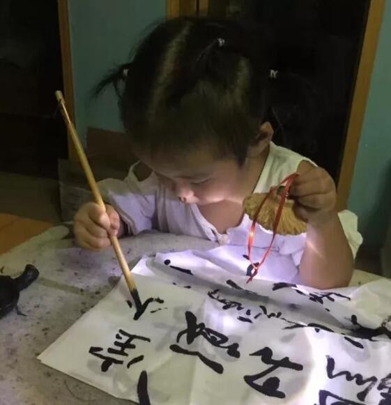 4岁小女孩和妈妈学书法书法获得比赛大奖楷书功底真扎实