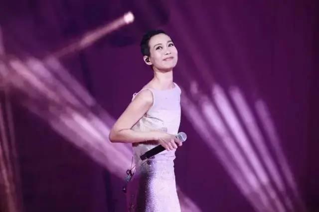 脸色|原创谢霆锋48岁前女友瘦到脱相，皮包骨脸色黑黄，结婚多年仍无子