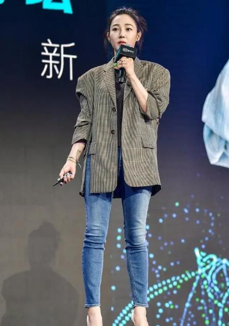 白百何|白百何也走“女总裁”路线了，身穿白色西装配阔腿裤，干练又时髦