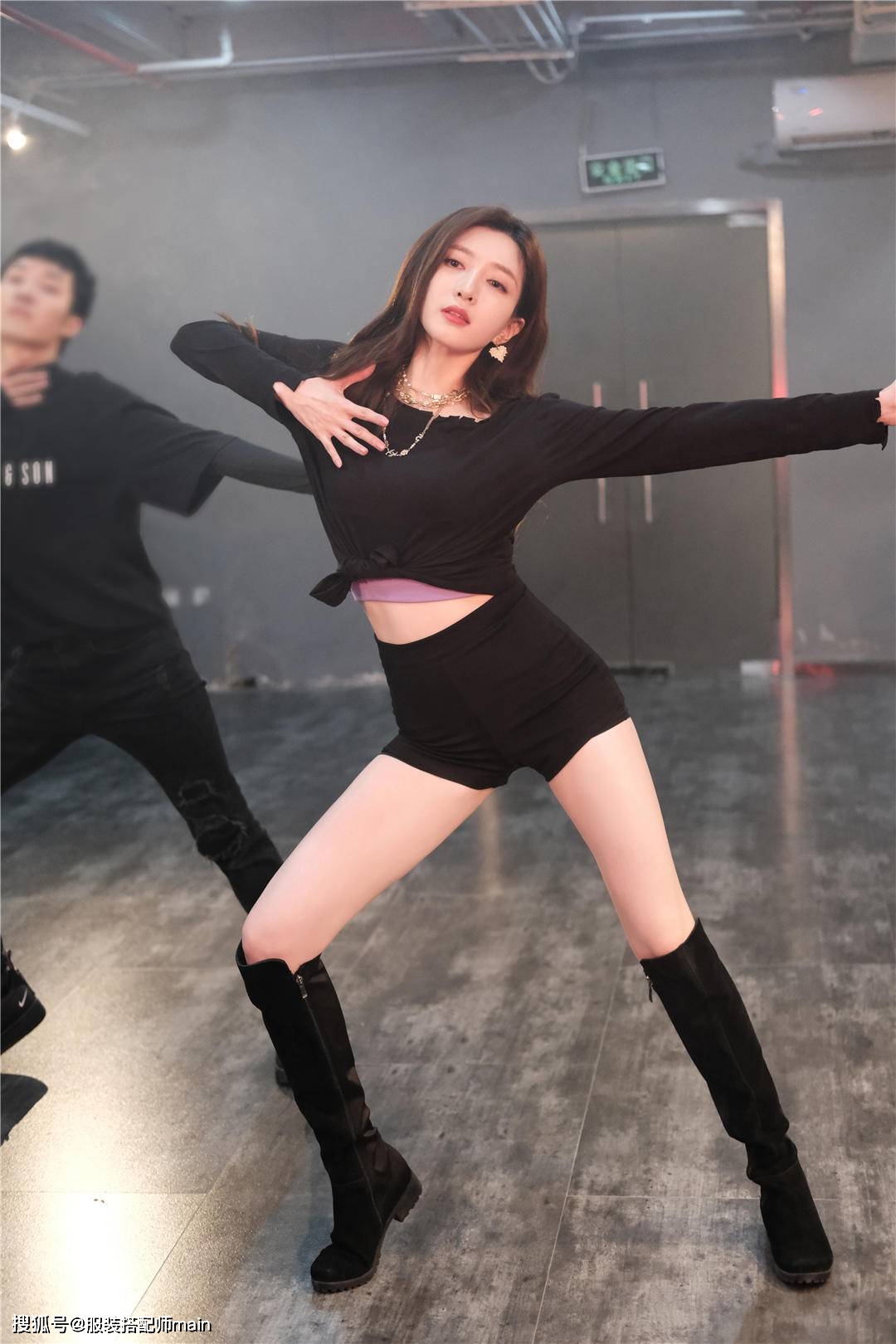 真会|江疏影过生日真会玩！穿露脐装配短裤跳舞，秀小蛮腰身材火辣惹眼