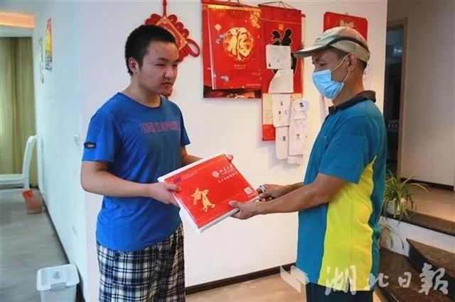 通知书|“寒门状元逆袭北大”，看完这个关于录取通知书的故事，沉默了