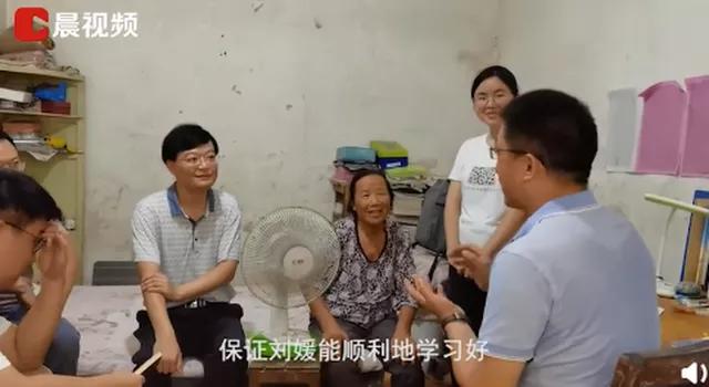 通知书|“寒门状元逆袭北大”，看完这个关于录取通知书的故事，沉默了