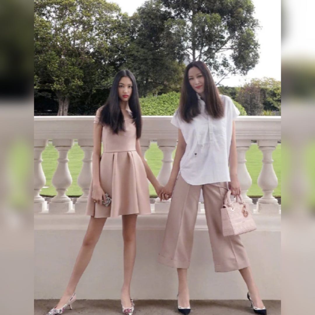 合体|逆天大长腿太抢镜，网友：我酸了任达华15岁女儿与超模妈妈合体