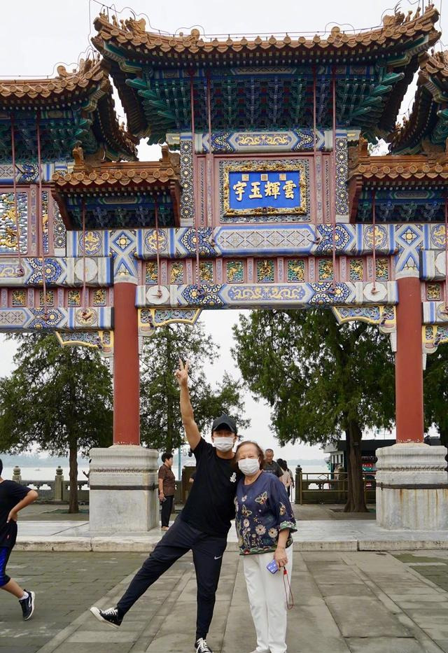 显得|原创邓超妈妈慈眉善目，穿的也很普通，拍照皱纹明显还有老年斑！