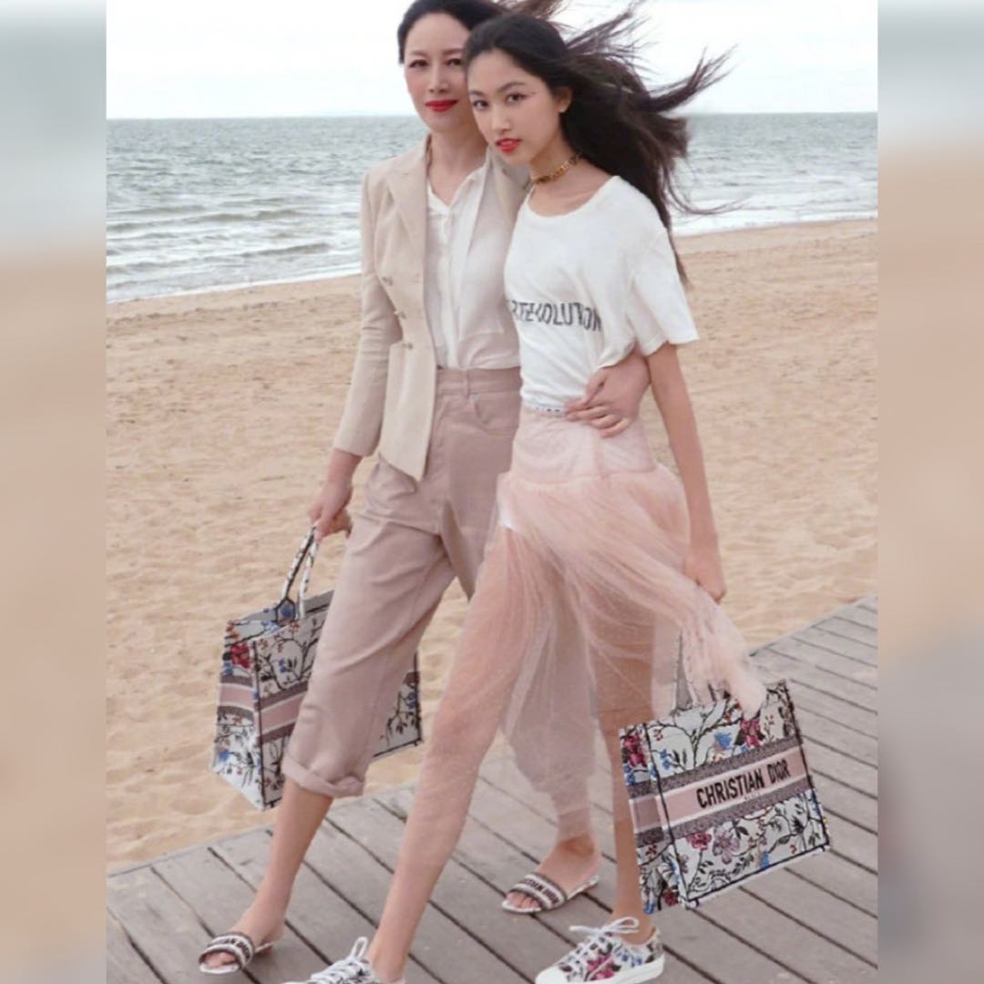 合体|逆天大长腿太抢镜，网友：我酸了任达华15岁女儿与超模妈妈合体