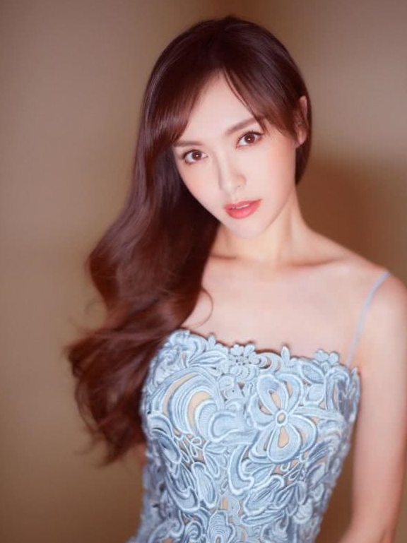 质地|唐嫣这件“蝴蝶”红裙看上去就不便宜，丝料质地上身朦胧又性感