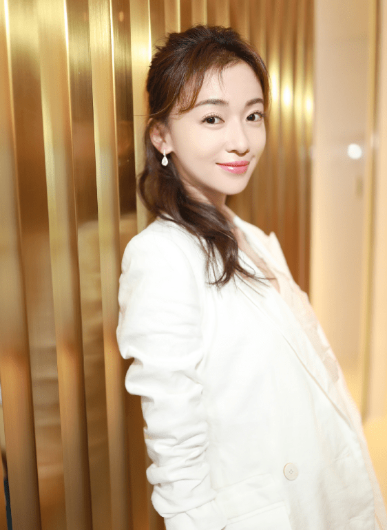 完都|吴谨言假睫毛被说太假？近距离看完都安静了，网友：远观才是真的美