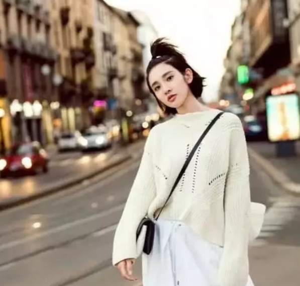 面包|唐艺昕亮相机场!穿糖果色面包服配破洞牛仔裤,时髦又减龄