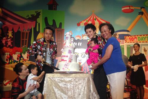 显得|原创邓超妈妈慈眉善目，穿的也很普通，拍照皱纹明显还有老年斑！