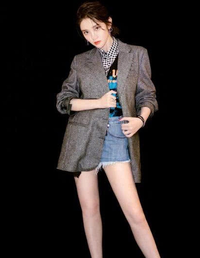 面包|唐艺昕亮相机场!穿糖果色面包服配破洞牛仔裤,时髦又减龄