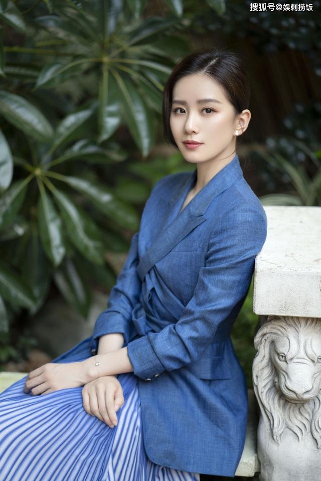 都美|刘诗诗产后每次现身都美出新高度，一身蓝色静谧典雅气质满分