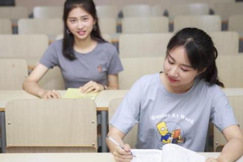 穿着|为什么大学女生穿着很好看，大学女生该如何穿搭？