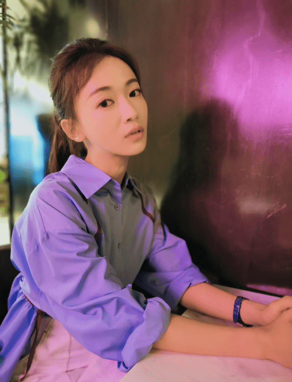 完都|吴谨言假睫毛被说太假？近距离看完都安静了，网友：远观才是真的美