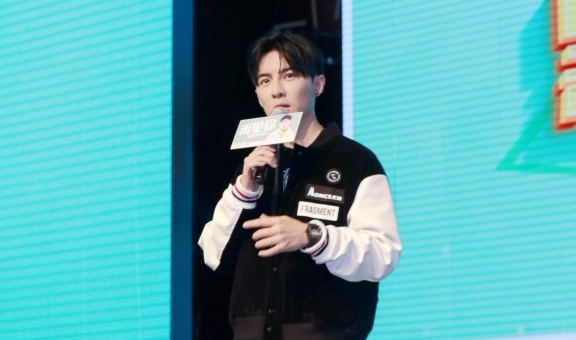 服装|唐禹哲气场全开，红白服装搭配走秀，流行元素丝带潮范儿十足