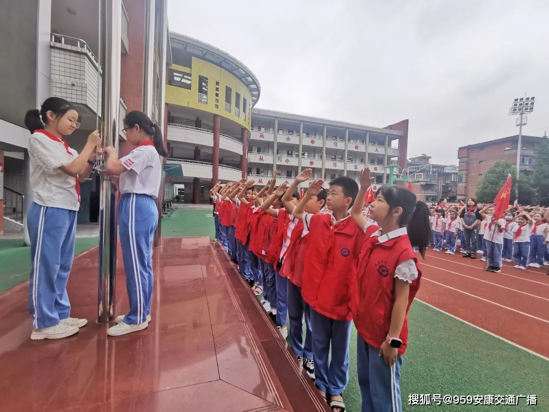 民警江文梓在安康市第一小学,安康交警用通俗易懂的语言结合互动问答