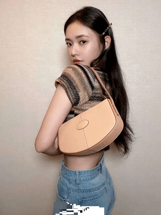 手镯|章泽天重回时尚界与众女星比美，戴八万元手镯晒豪宅客厅尽显奢华