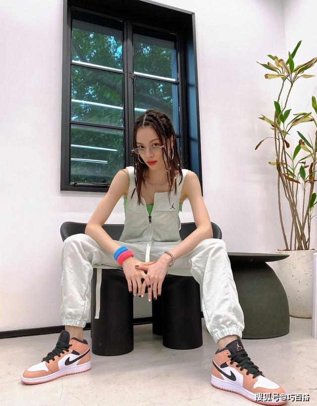 贵妇|钟楚曦难得“低调”一回!趣味碎花却穿出了贵妇感,复古优雅范儿