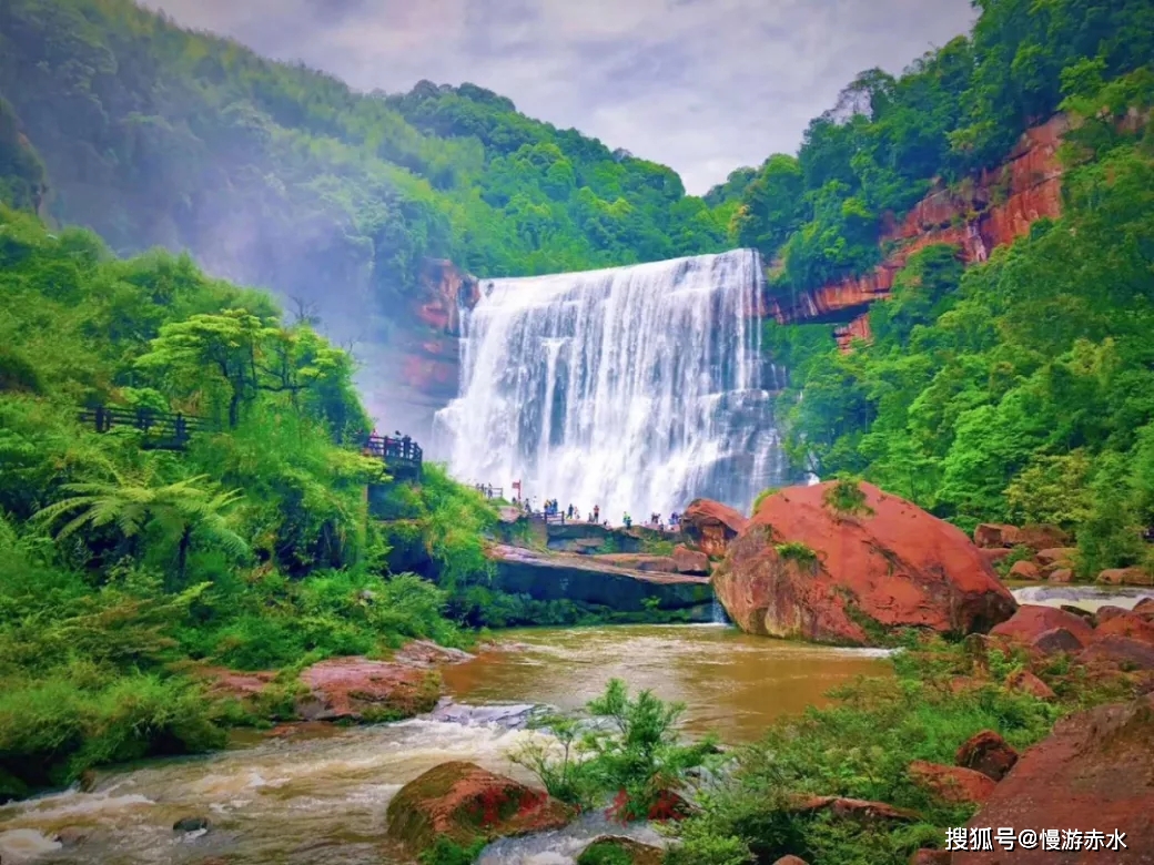 赤水大瀑布和黄果树瀑布是贵州大山里一南一北的两座神奇大瀑布.