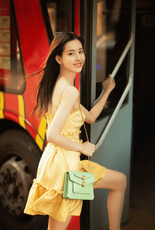 奶茶|陈都灵秀气长发显温柔，长相撞脸“奶茶妹妹”，气质上却差一大截