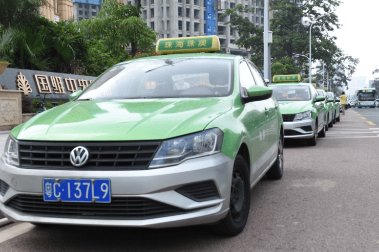 一辆辆绿色的出租车瞬间让桂花路国维中央广场充满了活力.