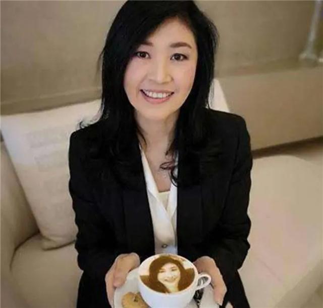 年轻的英拉和现在的英拉对比,现在已远离政治当中国公司的董事长