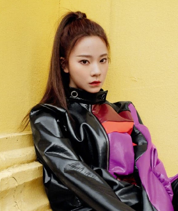 酷美|“火箭少女”紫宁时尚街拍展现酷美女孩范,服装用色出挑引热议