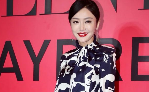 红唇|“白月光”秦岚参加活动，红唇美艳却是“歪嘴”，生图暴露缺陷