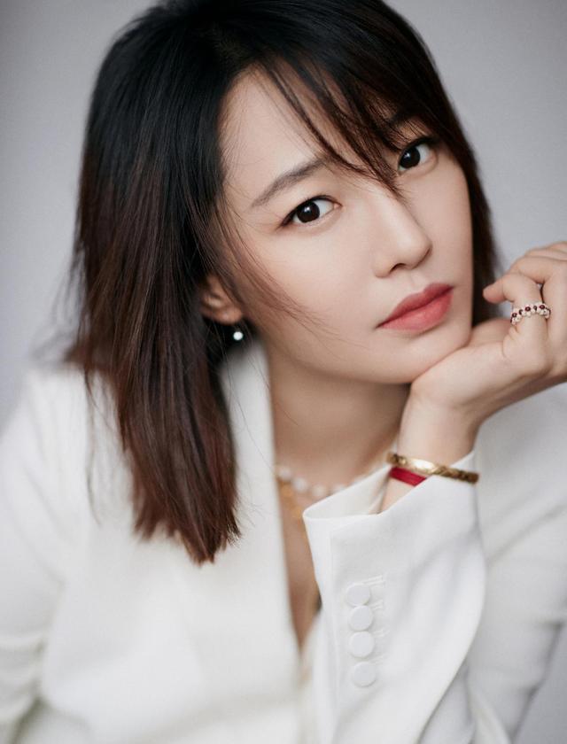 白百何也走"女总裁"路线了,身穿白色西装配阔腿裤,干练又时髦