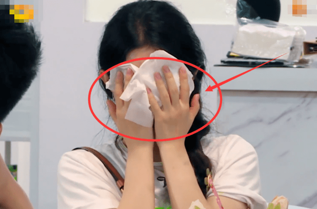 ky开元电竞_
赵丽颖不舍同伴脱离捂脸大哭 我关注点却在她的小胖手 不像女明星！(图8)