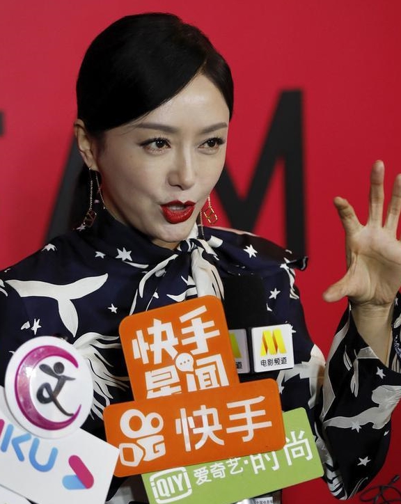 红唇|“白月光”秦岚参加活动，红唇美艳却是“歪嘴”，生图暴露缺陷