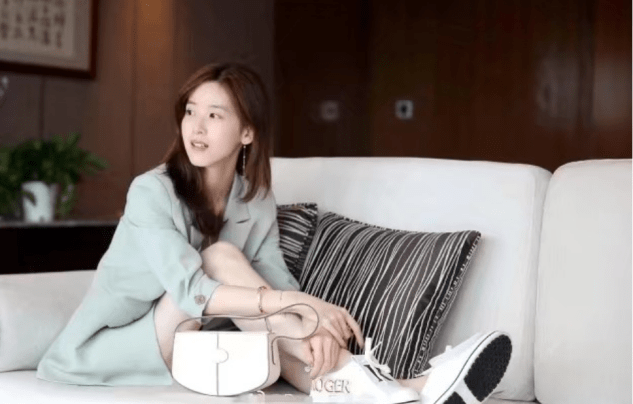 手镯|章泽天为奢侈品拍摄写真，自带8万元手镯，豪宅背景走简约风