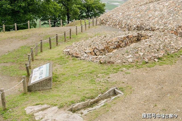 1/ 12 竖穴式石室是日本古坟时代前期至中期的一种石室,为古坟最原始