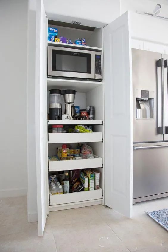 高柜|厨房不实用怪自己，灶台侧面没留空30公分，定制高柜将厨电嵌中间