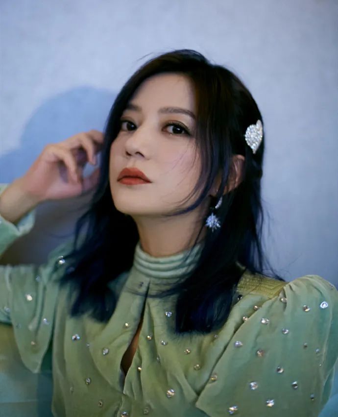 裙子|赵薇年纪越大越爱扮嫩了！嫩绿小裙子换上，怎么都看不出44岁了