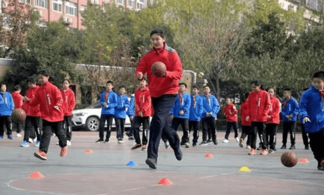 身高|12岁时就已2.21m，网友：女版姚明女孩身高“天赋异禀”