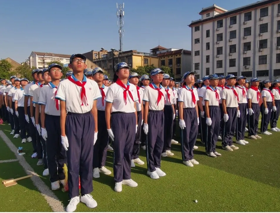 修文敦武大智慧,涵德乐学真栋梁 ——文通中学初二年级举行军训成果