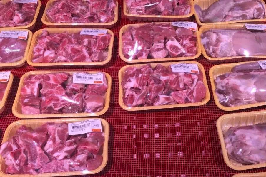 老人偷排骨被挂牌示众，超市：她家根本不差钱