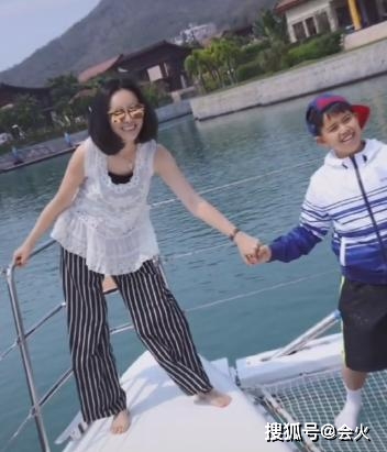 50岁王琳与儿子同框似姐弟，儿子因单亲早熟敏感