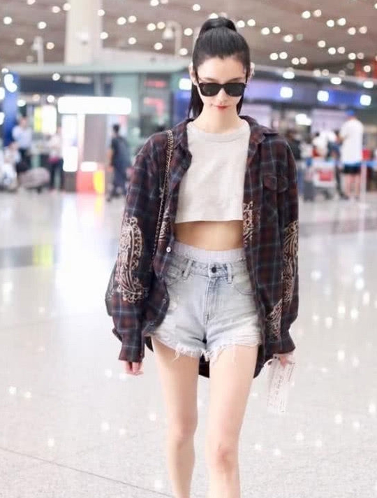 裤子|奚梦瑶太敢穿,裤子这么短还敢穿出街,双腿线条却美到犯规了!