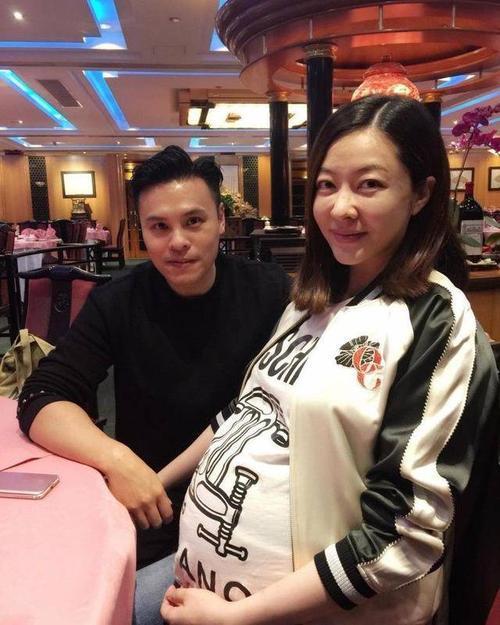 腹肌|40岁熊黛林晒素颜照超惊艳，有6块腹肌不像两女之母