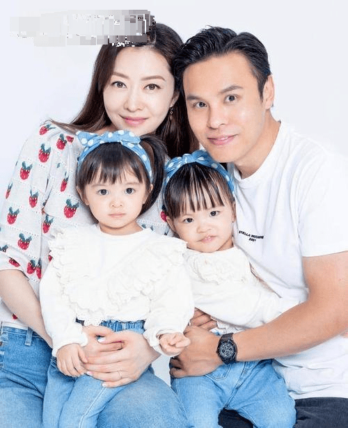 腹肌|40岁熊黛林晒素颜照超惊艳，有6块腹肌不像两女之母