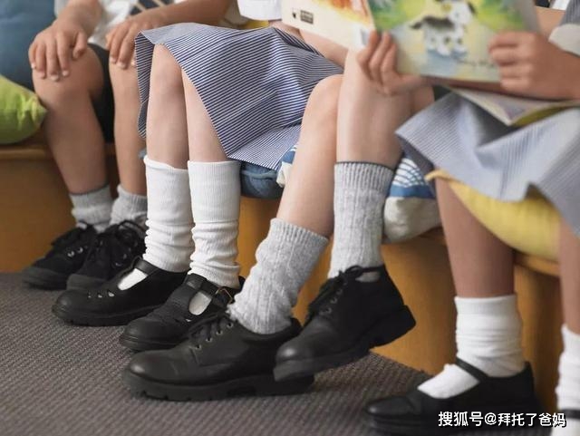 穿鞋|6岁孩子双脚变“畸形”，只因妈妈错误穿鞋方式，家长要引起重视