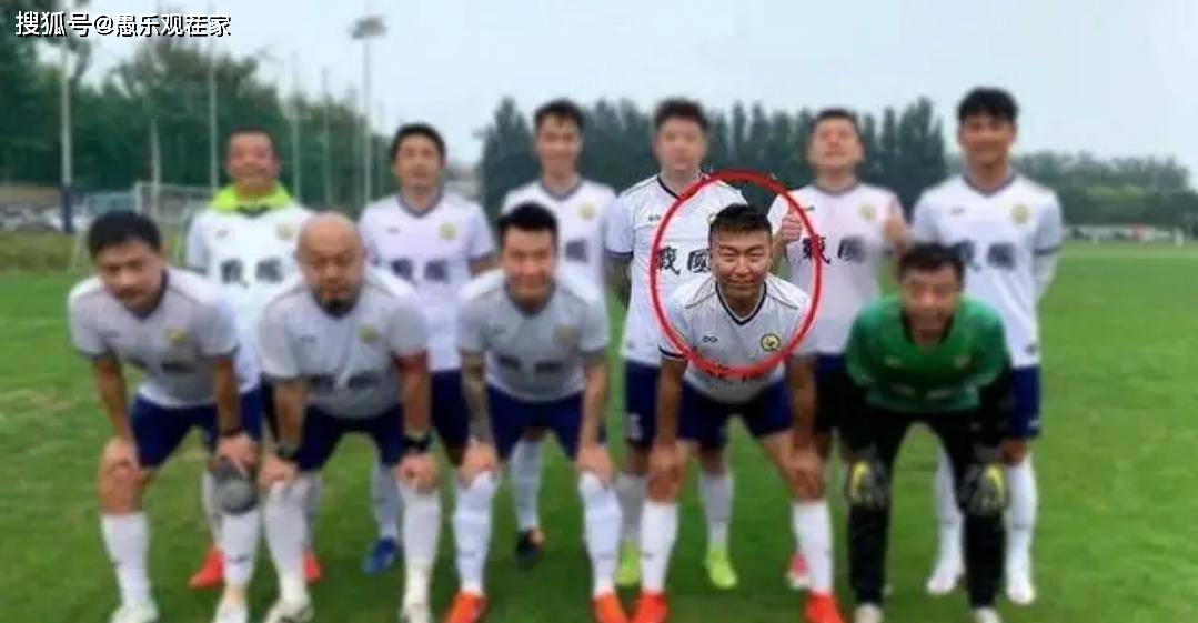 陈羽凡罕见现身，染黄发戴耳环，44岁的他也难逃